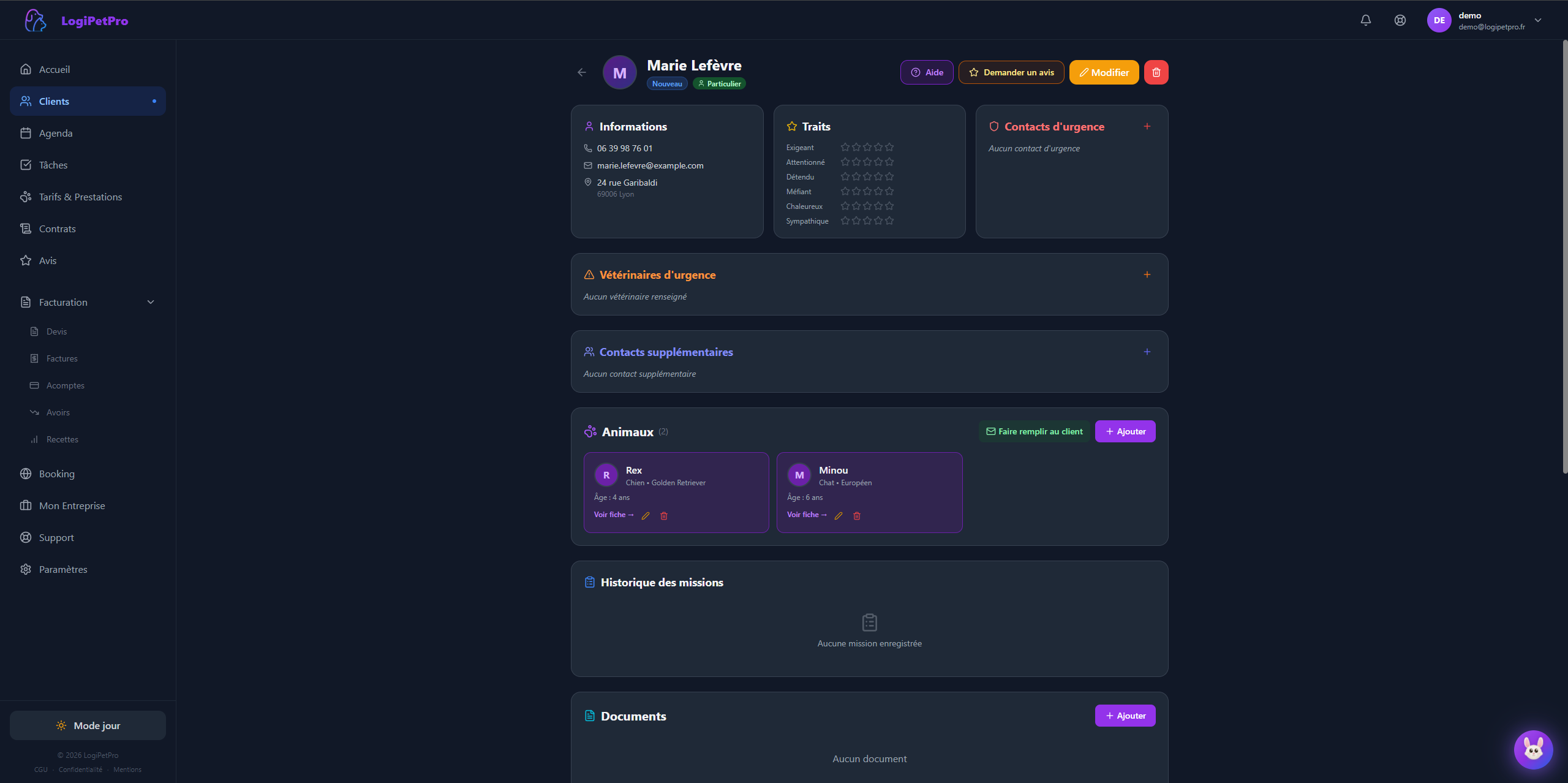 Fiche client LogiPetPro avec animaux, traits de caractère, contacts d'urgence et historique des missions